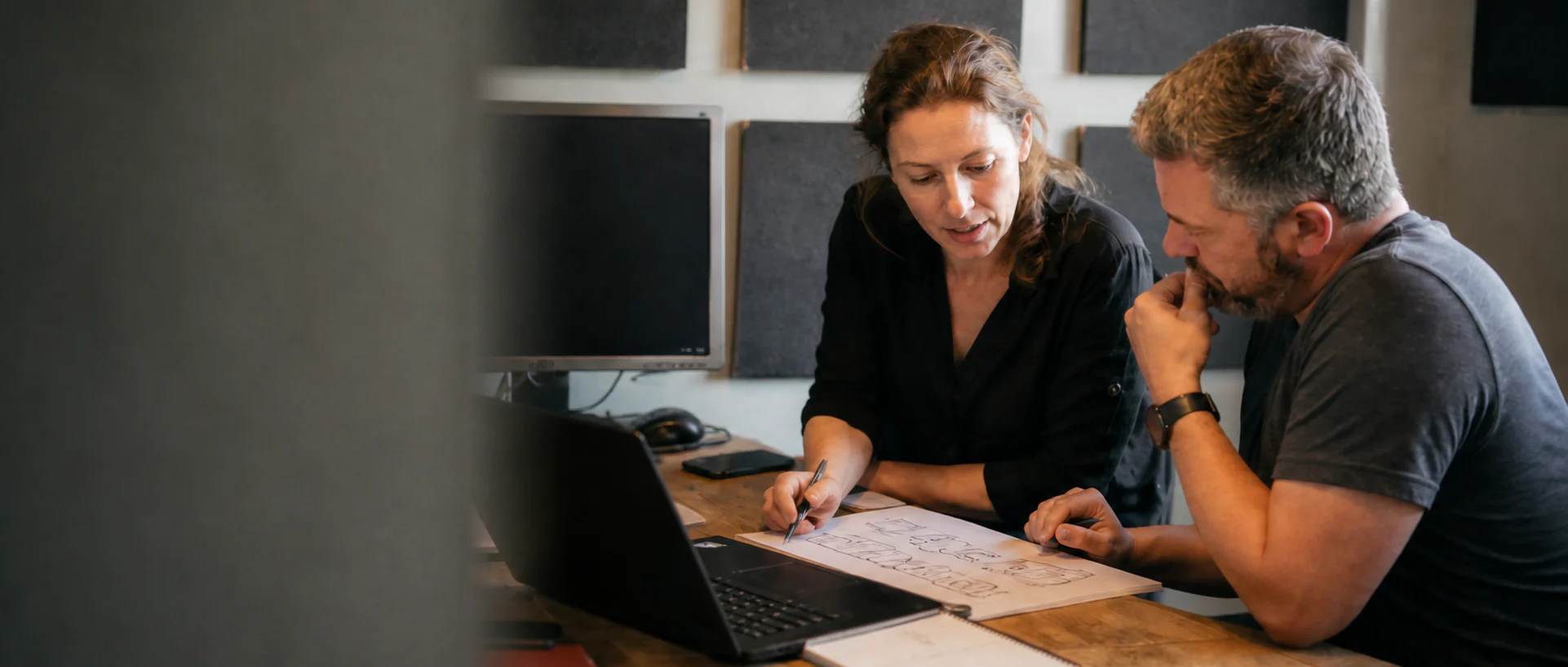 Twee IT-professionals bespreken samen een testaanpak