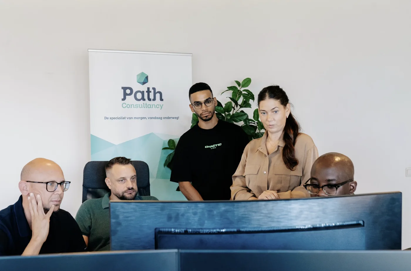 Team van Path Consultancy kijkt mee bij een scherm tijdens de Pathweaver-sessie