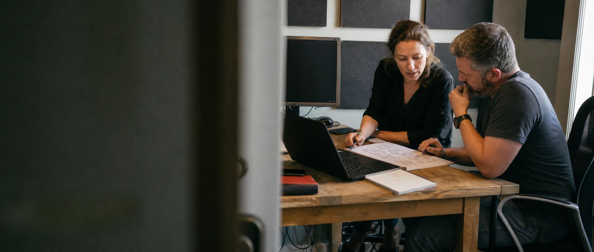 Twee IT-professionals bespreken samen een testaanpak